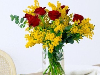 Mazzo di Mimose + 5 Rose Colorate